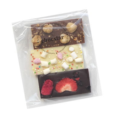 De Chocstar mini-reepjes worden verpakt in een transparant zakje met Hartstikke Handmade Label