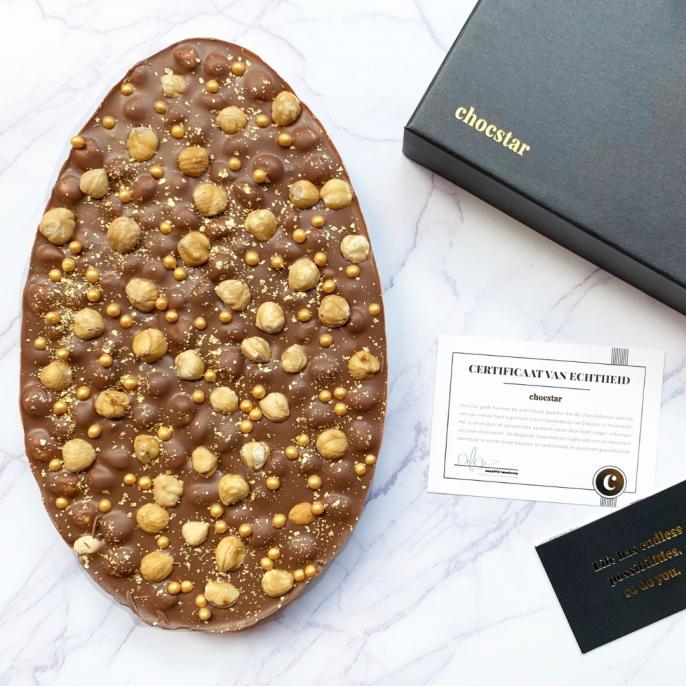 Een handgemaakt chocolade Paasei van bijna 1 kilo met echt goud
